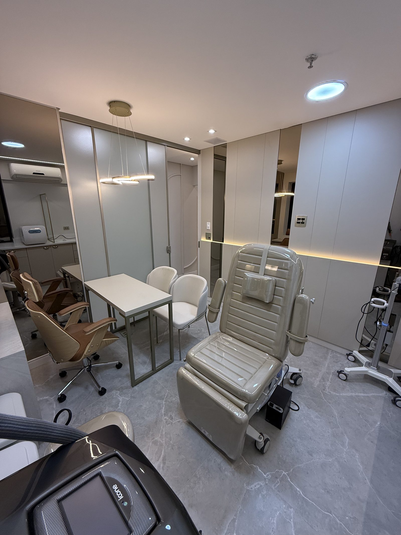 Sala de atendimento clara com cadeiras e marcenaria sob medida